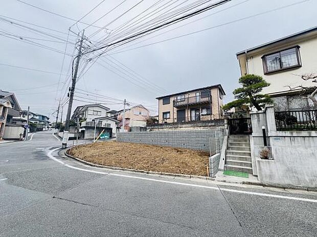 前面道路を含めた現地写真です。