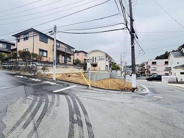 前面道路を含めた現地写真です。