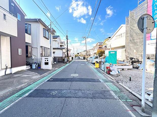 前面道路を含めた現地写真です。