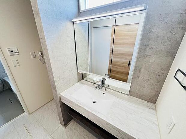 洗面化粧台です。朝の身支度から1日が始まります。