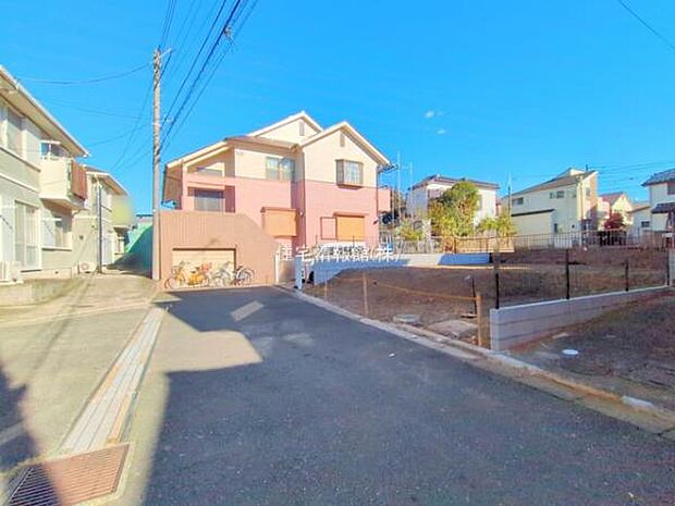 前面道路を含めた現地写真です。