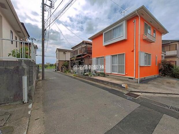 前面道路を含めた現地写真です。