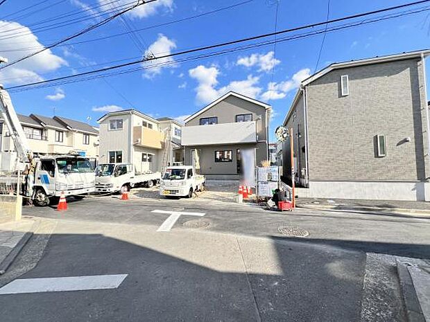 前面道路を含めた現地写真です。