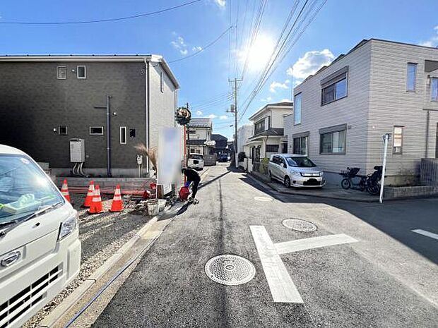 前面道路を含めた現地写真です。