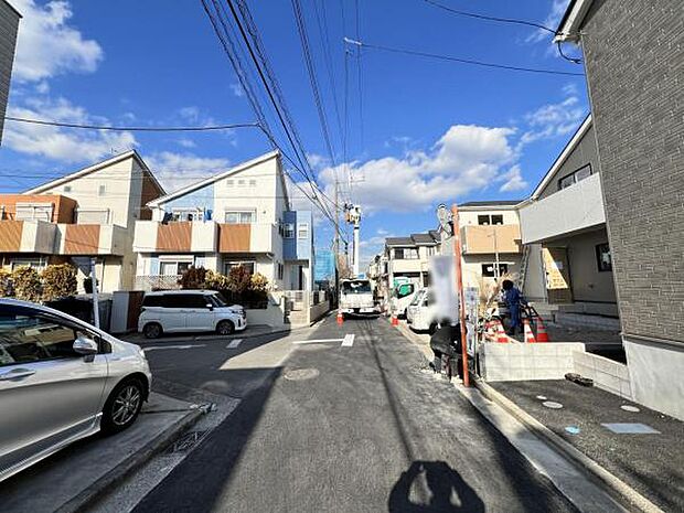 前面道路を含めた現地写真です。