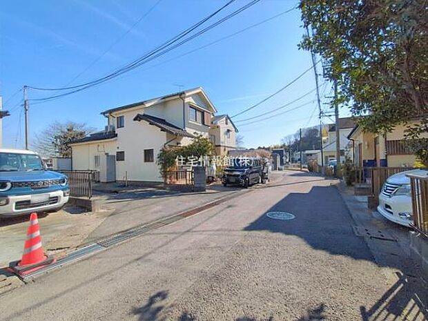 前面道路を含めた現地写真です。