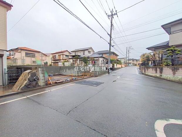 前面道路を含めた現地写真です。