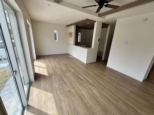 リビングダイニングになります。ご家族そろっての素敵な空間になりそうですね。