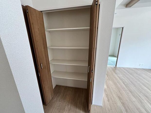 中の物を確認しやすく、取り出しやすい収納スペース。お部屋を広々とお使いいただけます。