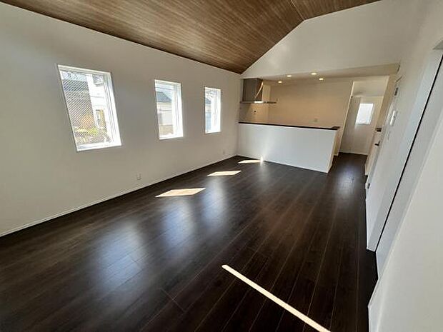 リビングダイニングになります。ご家族そろっての素敵な空間になりそうですね。