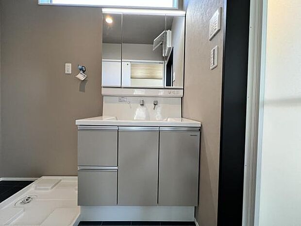 前面道路を含めた現地写真です。ぜひ周辺環境も併せてご覧ください。