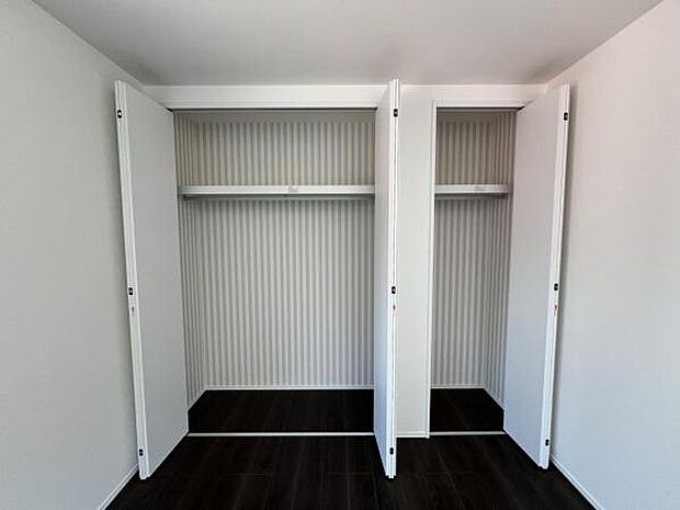 中の物を確認しやすく、取り出しやすい収納スペース。お部屋を広々とお使いいただけます。