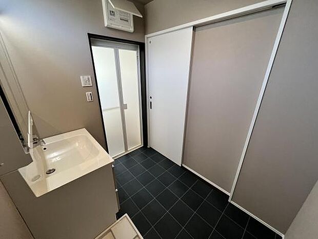 脱衣所は小さなお子様がいるご家庭にも重宝されます。