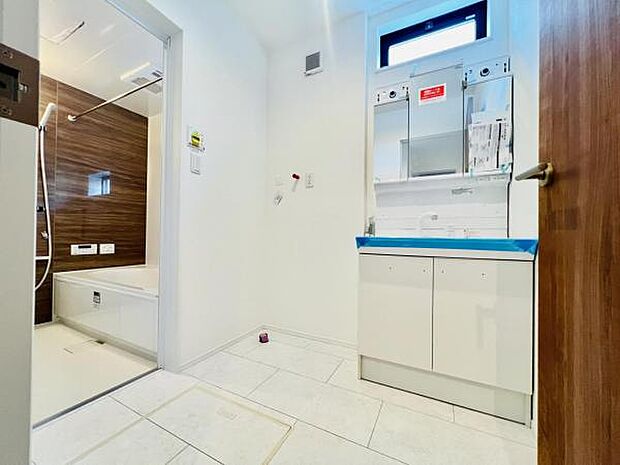 洗面化粧台です。朝の身支度から1日が始まります。