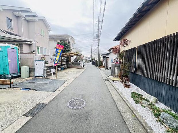 前面道路を含めた現地写真です。
