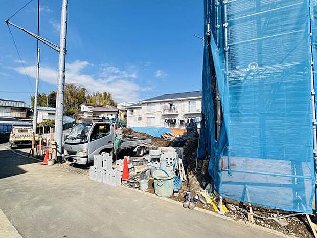 前面道路を含めた現地写真です。