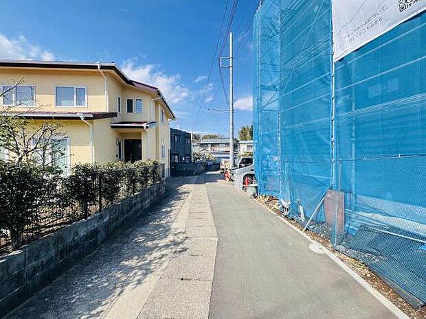 前面道路を含めた現地写真です。