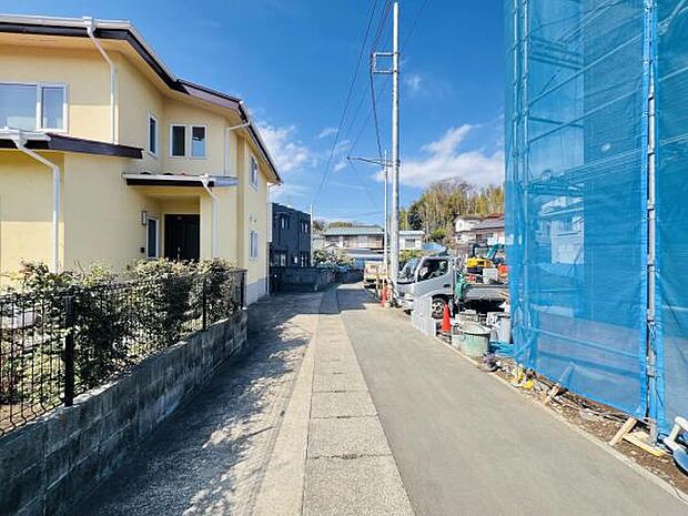 前面道路を含めた現地写真です。