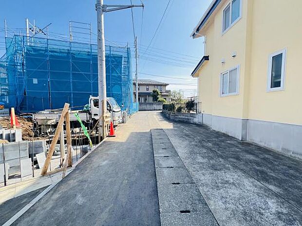 前面道路を含めた現地写真です。