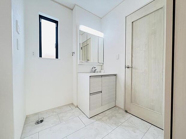 洗面化粧台です。朝の身支度から1日が始まります。