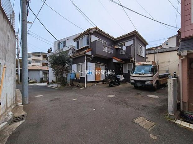 前面道路を含めた現地写真です。