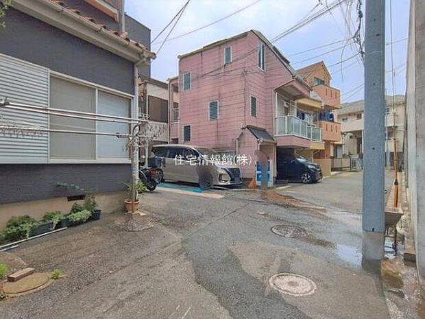 前面道路を含めた現地写真です。