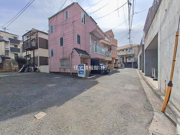 前面道路を含めた現地写真です。