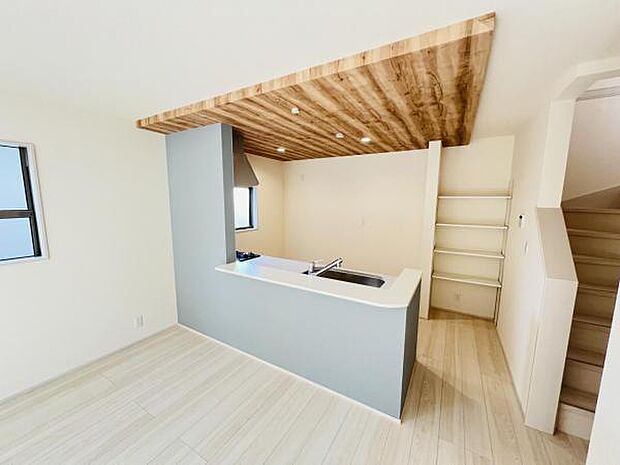 お食事中もキッチンと会話が楽しめるダイニングスペース。