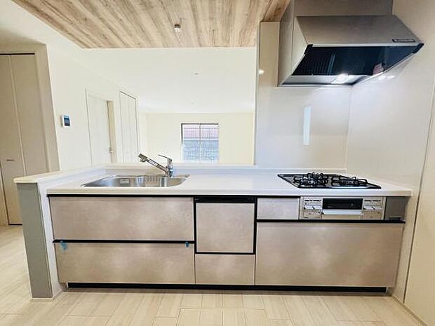 リビングが見渡せ、料理中も会話が弾む対面式キッチンです。