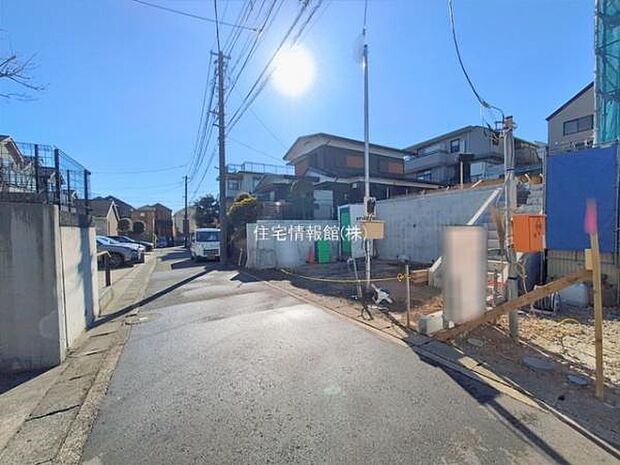 前面道路を含めた現地写真です。