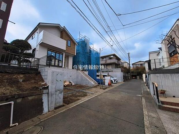 前面道路を含めた現地写真です。