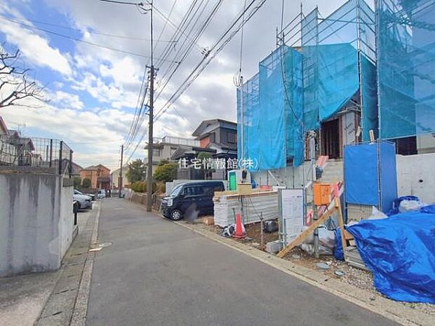 前面道路を含めた現地写真です。