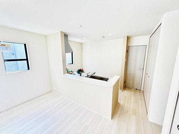 お食事中もキッチンと会話が楽しめるダイニングスペース。