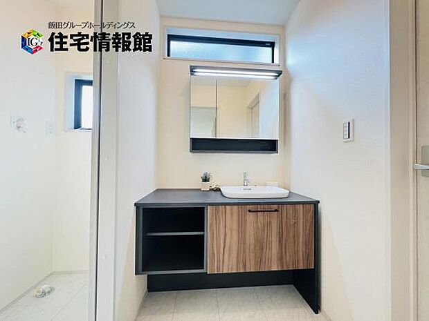 洗面化粧台です。朝の身支度から1日が始まります。