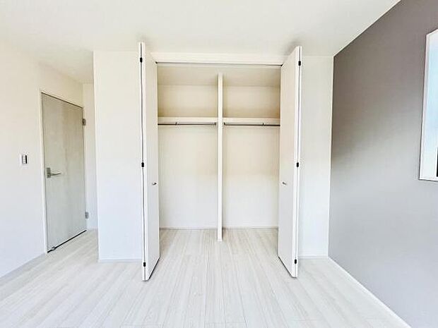 いつでもお部屋をスッキリお使い頂ける収納スペースを設置。