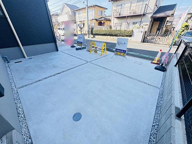 駐車場です。前面道路との高低差も少なく、スムーズに出入りできます。