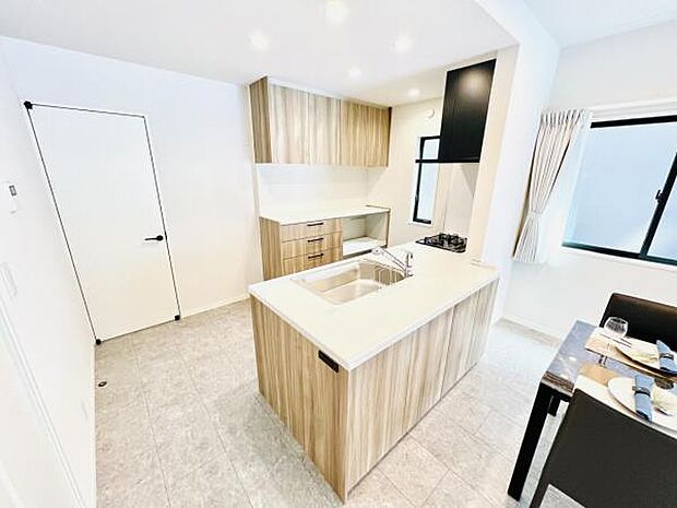 お食事中もキッチンと会話が楽しめるダイニングスペース。