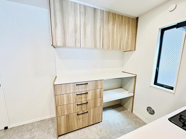 作業スペースが広く家事動線をゆったりと確保できるキッチンです。