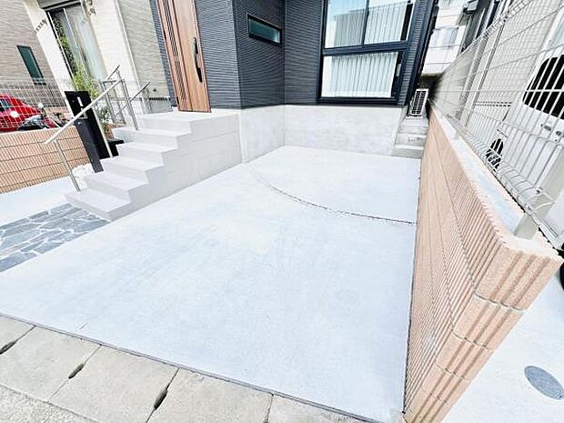 駐車場です。前面道路との高低差も少なく、スムーズに出入りできます。