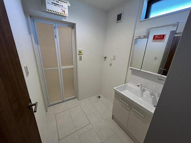 洗面化粧台です。朝の身支度から1日が始まります。