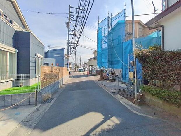 前面道路を含めた現地写真です。