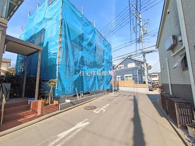 前面道路を含めた現地写真です。