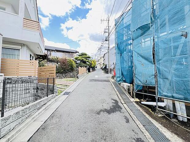 前面道路を含めた現地写真です。