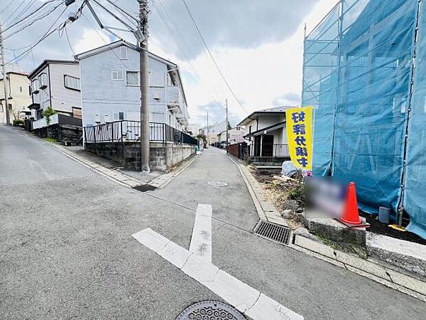 前面道路を含めた現地写真です。