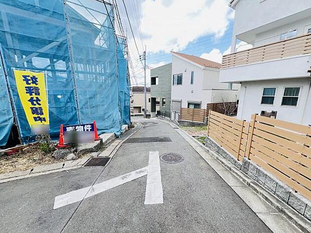 前面道路を含めた現地写真です。