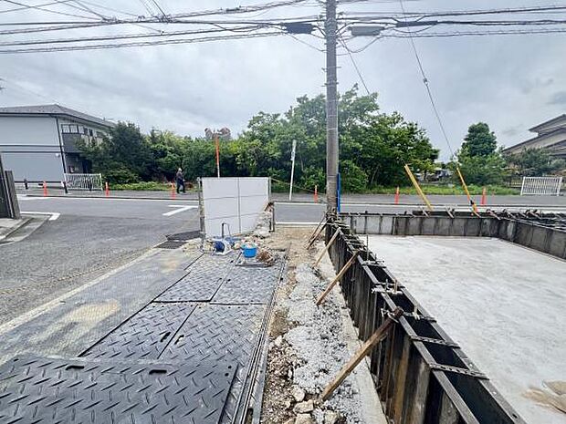 前面道路を含めた現地写真です。