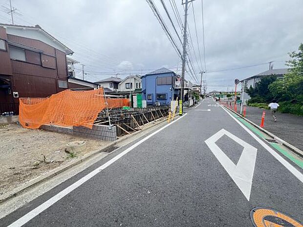 前面道路を含めた現地写真です。