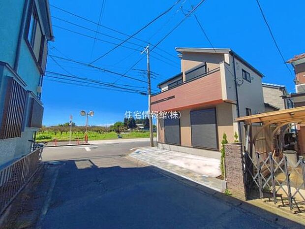 前面道路を含めた現地写真です。