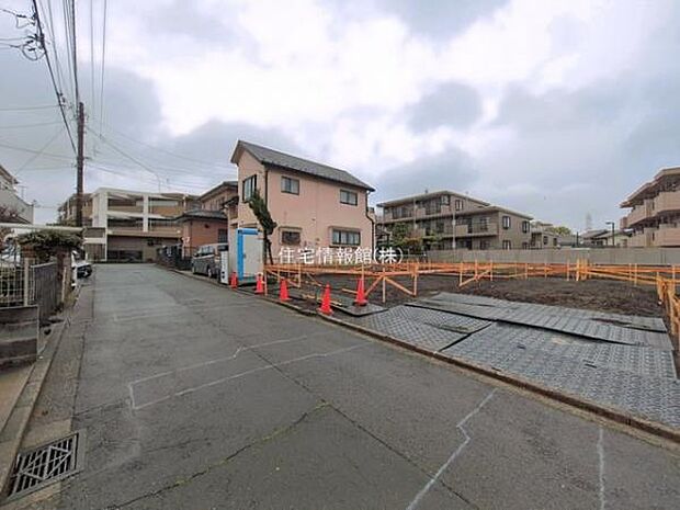 前面道路を含めた現地写真です。