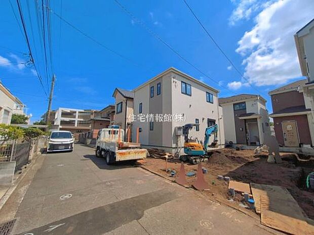 前面道路を含めた現地写真です。